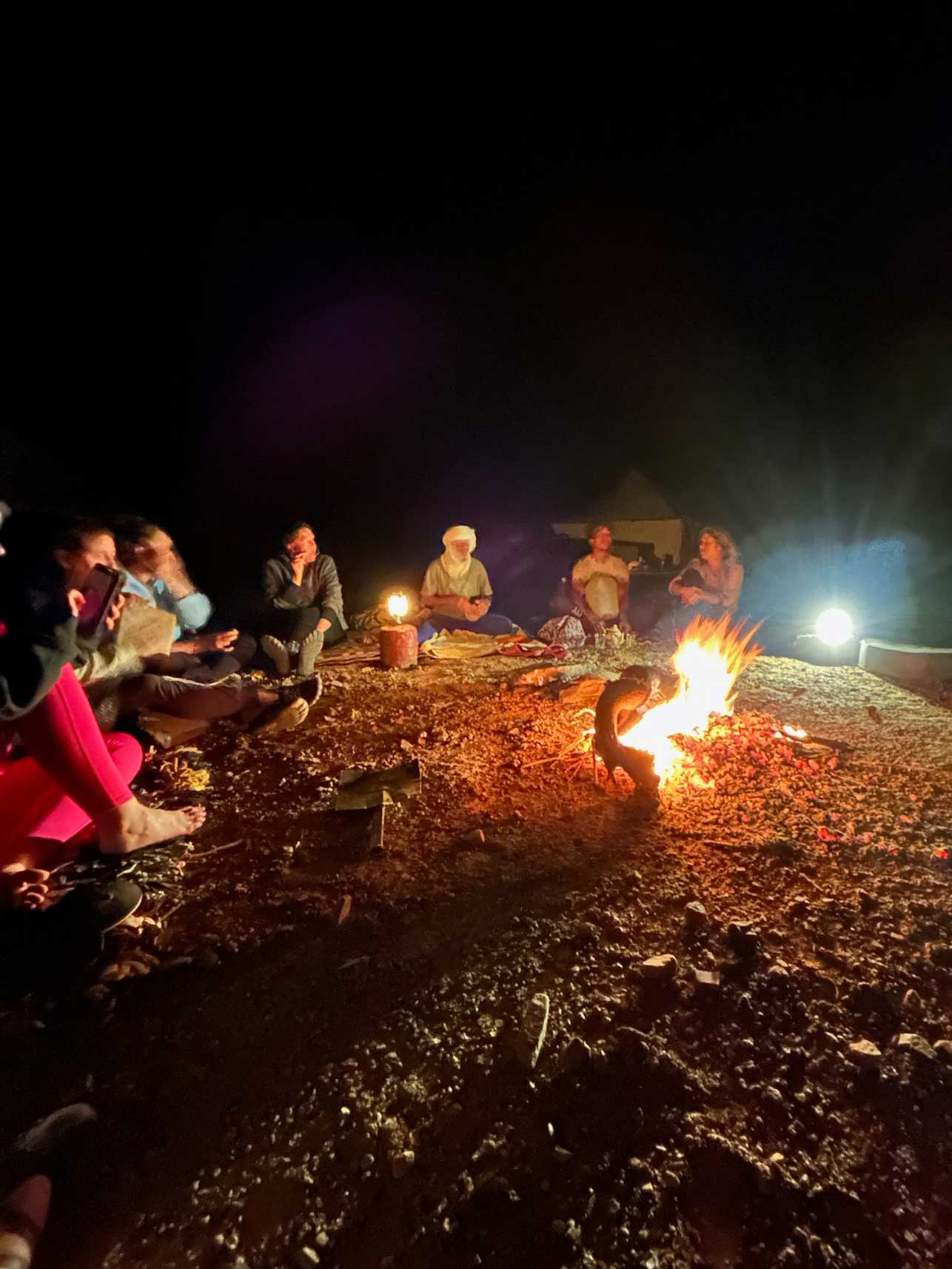 Lagerfeuerabend Lagerfeuerabend auf der Wüstenreise