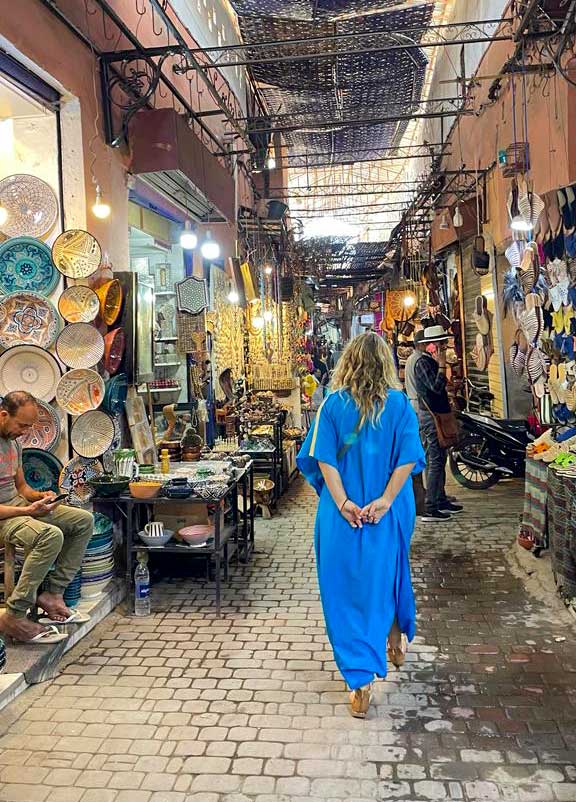 Steffi-Marrakech Stefanie Schmidt schaut entspannt in den Sonnenuntergang